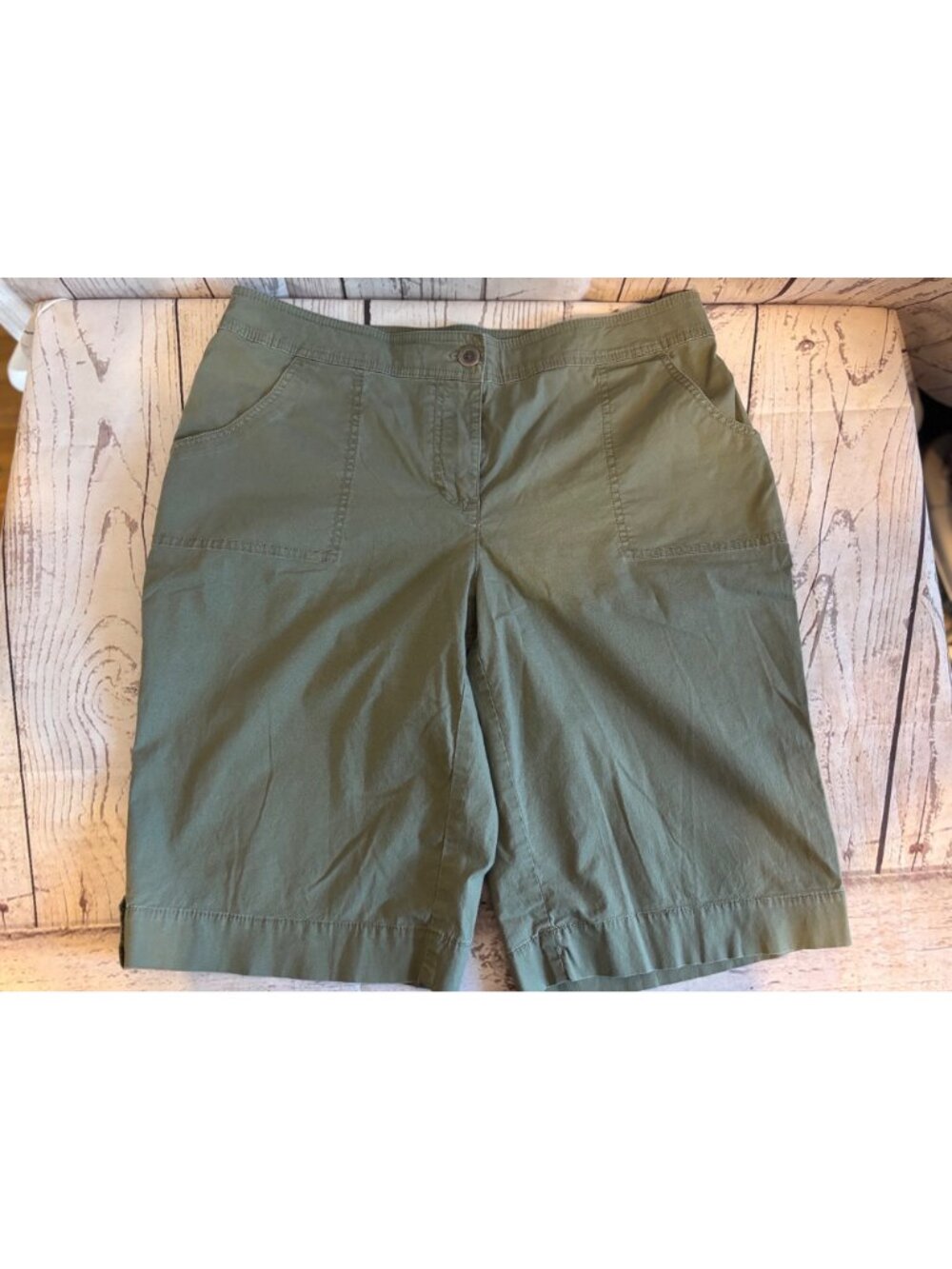 Chico’s Hunter Green Bermuda 4 Pockets Shorts Size 1.5 or Size 12 - Picture 2 of 5